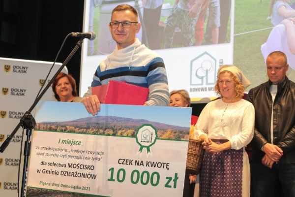 grafika-Mieszkańcy Mościska odebrali nagrodę za "Najlepsze przedsięwzięcie odnowy wsi"