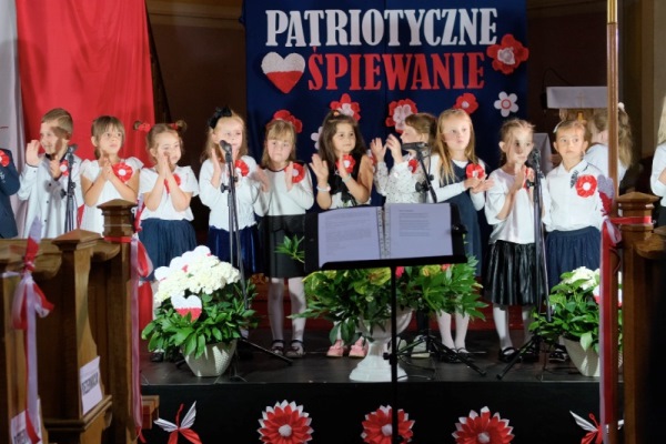 grafika-Pięknie żyć. "Patriotyczne Śpiewanie" w Tuszynie