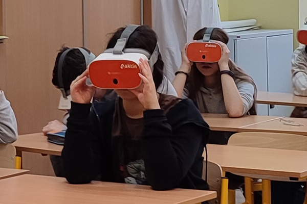 grafika-Biologia z okularami VR 